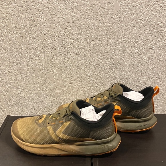 KEEN Men's Green and Tan Athletic Shoes - Picture 4 of 8